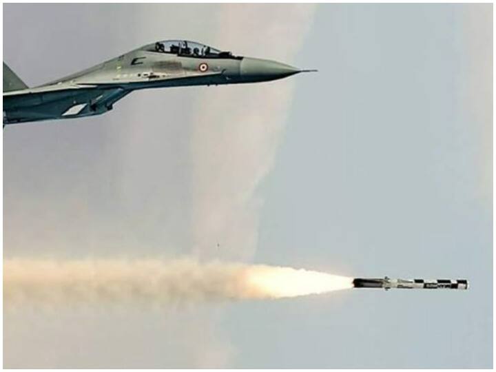 Indian Air Force test-fired a BrahMos supersonic cruise missile from a Sukhoi fighter jet दुनिया ने देखी भारतीय वायुसेना की ताकत, सुखोई-30MKI से दागी ब्रह्मोस मिसाइल से तबाह हुआ टारगेट