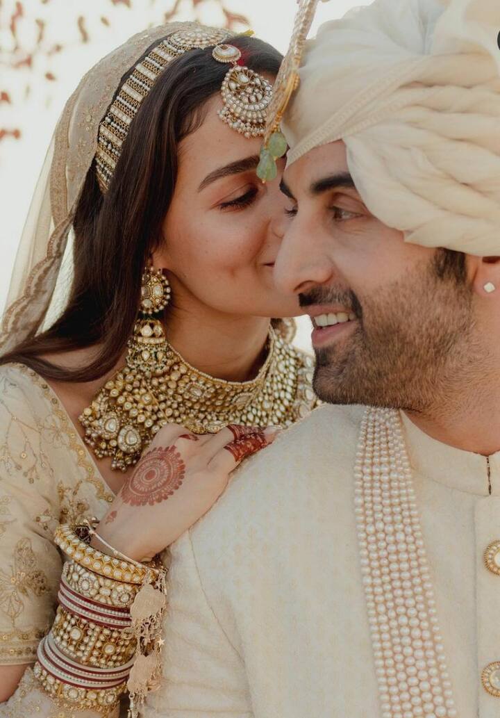 आलिया भट आणि  रणबीर कपूर यांनी 14 एप्रिल रोजी लग्नगाठ बांधली.