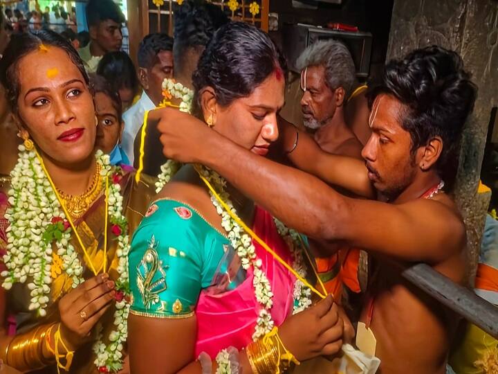 Villupuram: Transgender people with thali tied by the hand of a priest in Koovagam கூவாகத்தில் அரவாண் சாமி கண் திறத்தல் நிகழ்ச்சி - கூத்தாண்டவர் கோயில் பூசாரி கையால் தாலி கட்டிக்கொண்ட திருநங்கைகள்