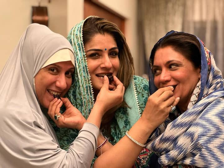 इन फोटोज़ में रवीना अपने कुछ दोस्तों के साथ नज़र आ रही हैं. एक्ट्रेस ने सफेद और ग्रीन कलर का सूट पहन रखा है जिसमें वो काफी सिंपल और प्यारी नज़र आ रही हैं.