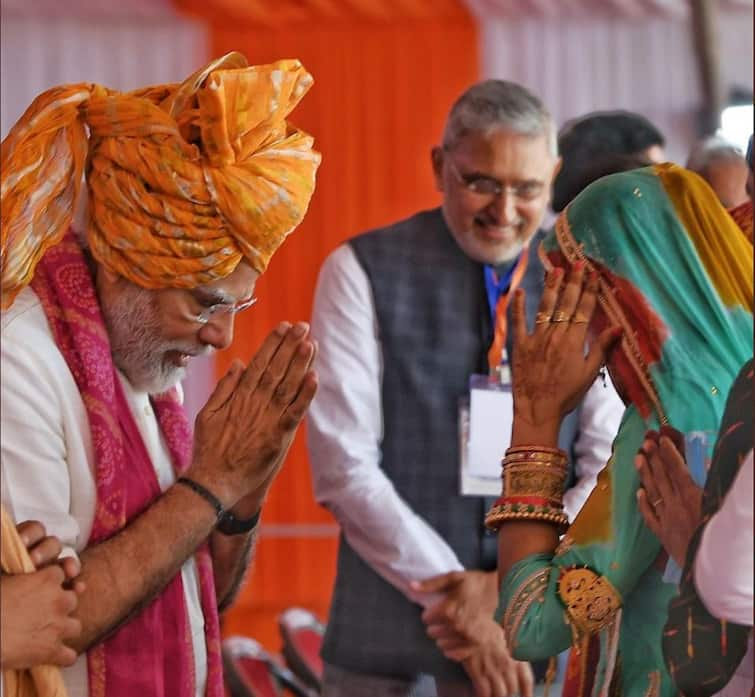 Watch Video PM Modi gets emotional seeing Banaskantha's women taking Owarana with shower of blessings ઓવારણા લેતી બનાસકાંઠાની મહિલાઓને જોઈ ભાવુક થયા PM મોદી, જુઓ વીડિયો