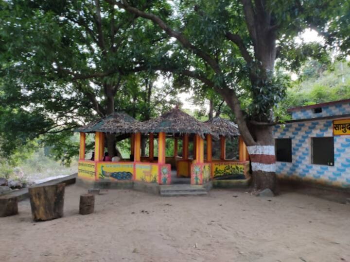 जलप्रपात के पास में पर्यटकों के लिए काफी सुविधाएं विकसित की गई है. जिसमें सामुदायिक भवन, बैठने की व्यवस्था, साथ ही जलप्रपात का खूबसूरत दृश्य देखने के लिए वॉच टावर का निर्माण कराया गया है. यहां स्थानीय लोगों के साथ-साथ प्रदेश के अलग-अलग जगहों से लोग पिकनिक मनाने आते हैं.