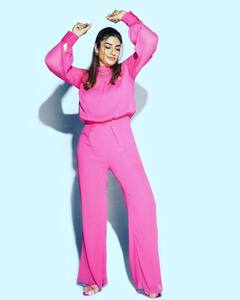 ਗੁਲਾਬੀ ਡ੍ਰੈੱਸ 'ਚ ਰਵੀਨਾ ਟੰਡਨ ਦੀਆਂ ਤਸਵੀਰਾਂ ਦੇਖ ਕੇ ਫੈਨਸ ਦਾ ਦਿਲ ਹੋਇਆ ਬੇਕਾਬੂ