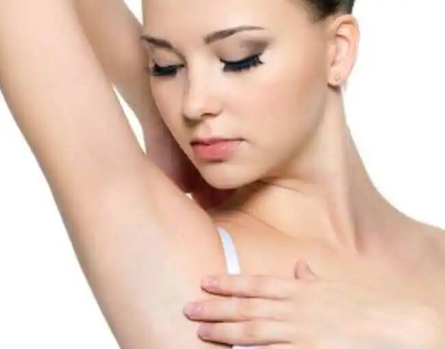 ખાસ કરીને ગરમીની સિઝનમાં સ્લિવલેસ બ્લાઉઝ, ટીશર્ટ, ગાઉન શોર્ટસ પહેરવાનું પ્રીફર કરે છે. જો કે અન્ડર આર્મ્સની કાળાશના કારણે સંકોચ અનુભવે છે.