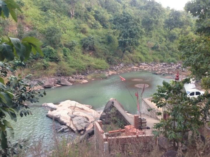 वहीं इस जलप्रपात के पास छोटे आकार का शिव मंदिर भी है जो काफी प्राचीन है. इस मंदिर पर भी लोग पूजा करने पहुंचते है.