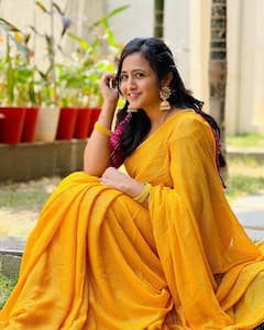 Anchor Lasya Photos: పసుపురంగు చీరలో మెరిసిపోతున్న లాస్య