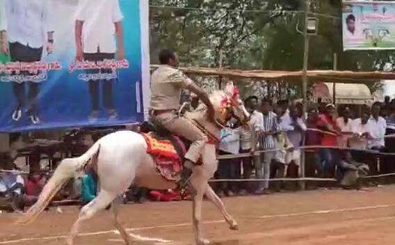 Sub Inspector Turns Gabbarsingh In Jathara: గుర్రం స్వారీ చేసి చెలరేగిన పోలీస్ | Kurnool | ABP Desam