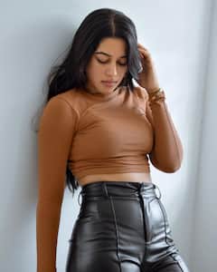 Mirnalini Ravi Photos: బుజ్జమ్మ ధ్యానంలో ఉందా పరధ్యానంలో ఉందా