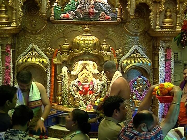 आज अंगारक संकष्टी चतुर्थी निमित्तानं मुंबईसह मुंबईच्या बाहेरूनसुद्धा मोठा संख्येनं भाविकांनी गणपती बाप्पाच्या दर्शनासाठी सिद्धिविनायक मंदिरात मध्यरात्रीपासूनच गर्दी केली आहे.