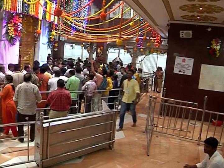 राज्यामध्ये दोन वर्ष कोरोनाचं सावट असल्यामुळे अंगारक संकष्टी चतुर्थीला भाविकांना सिद्धिविनायक गणपती मंदिरात बाप्पाचं ऑनलाईन दर्शन मिळत होतं. मात्र यावर्षी राज्य निर्बंधमुक्त झाल्यामुळे पहिल्यांदा सिद्धिविनायक मंदिरात भाविकांना बाप्पाचं थेट मंदिरात जाऊन दर्शन घेता येणार आहे.