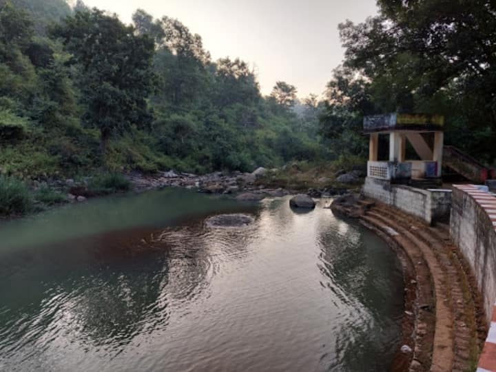 रजपुरी का झरना जशपुर में सबसे प्रभावी स्थलों में से एक है. इस झरना में मछली पकड़ने की पर्याप्त गुंजाइश है. यहां पर्यटक उत्साह से मछली पकड़ सकते हैं. ये कुल मिलाकर एक शांत वातावरण के लिए उपयुक्त स्थान है. ये आदिवासी और उनके छोटे बस्तियों के लिए अलग आकर्षण का केंद्र है. 