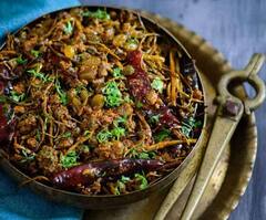 Famous Food Of Rajasthan: राजस्थान के वो लजीज और चटपटे पकवान, जो आपको कर देंगे उंगलियां चाटने पर मजबूर, देखें लिस्ट