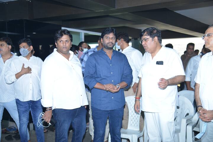 అలానే కొందరు ఆయన ఇంటికి చేరుకొని పార్థివ దేహానికి నివాళులు అర్పించారు.