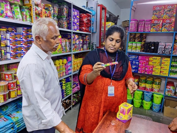 திருப்பூரில் குழந்தைகளை குறிவைத்து விற்கப்பட்ட 7 கிலோ சிகரெட் வடிவ சாக்லேட்கள் பறிமுதல்