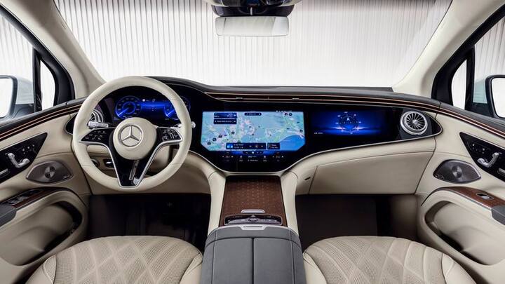 EQS SUV के लिए अगर डीसी फास्ट चार्जर का इस्तेमाल किया जाए तो इसे 31 मिनट में 10% से 80% तक चार्ज किया जा सकता है. यह 200 kW की मैक्सिमम पावर चार्जिंग सपोर्ट करती है. इसे घर पर लगे AC चार्जिंग ऑप्शन के साथ 11.25 घंटे में फुल चार्ज किया जा सकता है. WLTP टेस्ट के मुताबिक मर्सिडीज भी लगभग 600 किलोमीटर प्रति चार्ज की रेंज का दावा करती है.