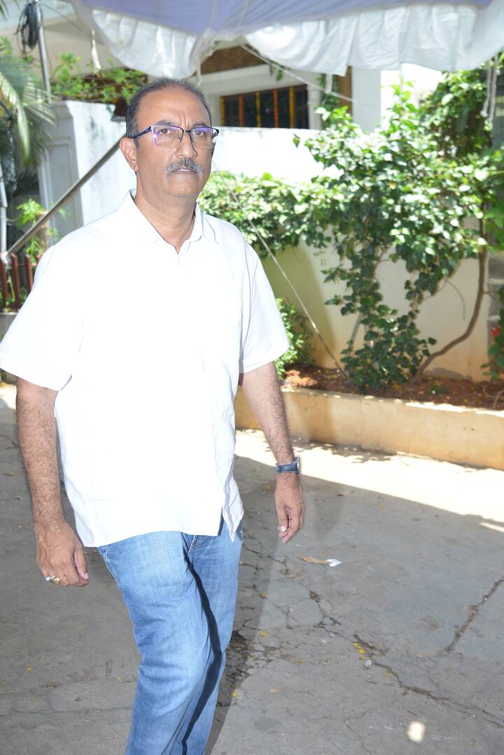 వయసు రీత్యా వచ్చిన ఆరోగ్య సమస్యలతో మరణించినట్టు తెలుస్తోంది.