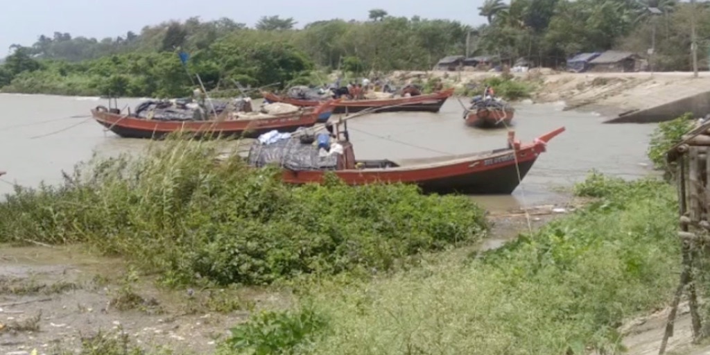 South 24 Paragana: উত্তাল নদীতে জলের তোড়ে ভাঙল নৌকা, কোনক্রমে বাঁচল তিন প্রাণ