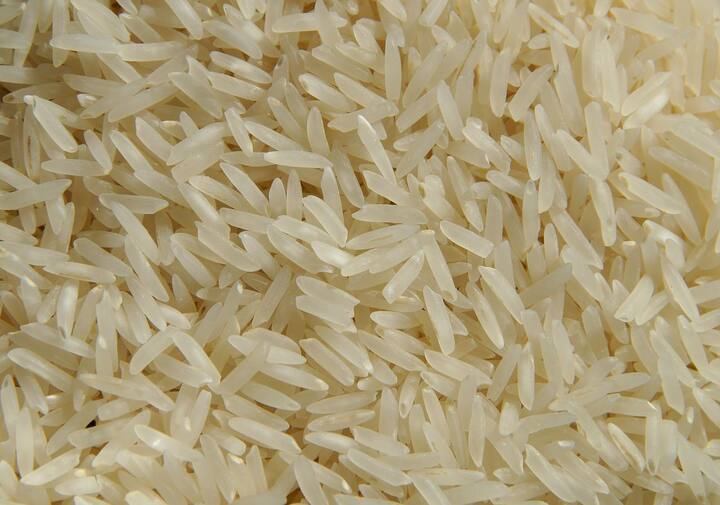 চালে ফেরিউলিক অ্যাসিড থাকে। এটি একটি অ্যান্টি-অক্সিডেন্ট, যা ত্বকে ফ্রি র‍্যাডিকালের কাজ করে।