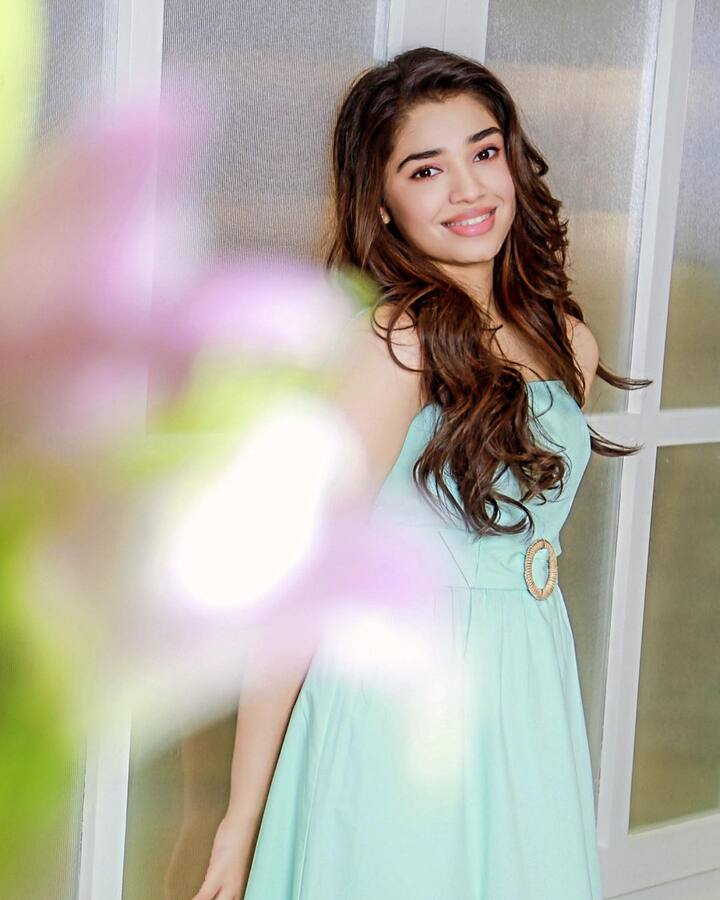 புதிதாய் இவள் தேகத்தை யார் நெய்ததோ பட்டு தறியில்