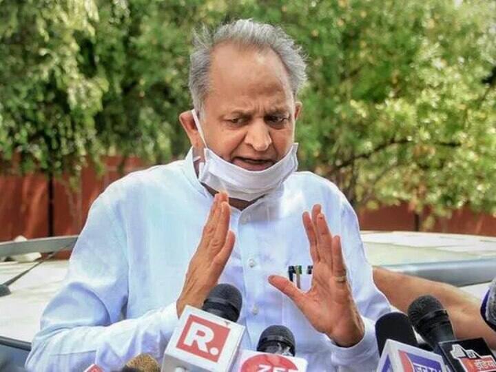 Rajasthan new Petrol Diesel Price center cuts reduces tax CM Ashok Gehlot reactions CM Ashok Gehlot Reaction: पेट्रोल-डीजल की कीमतों में कटौती पर सीएम अशोक गहलोत बोले- ये कांग्रेस के विरोध प्रदर्शन का असर