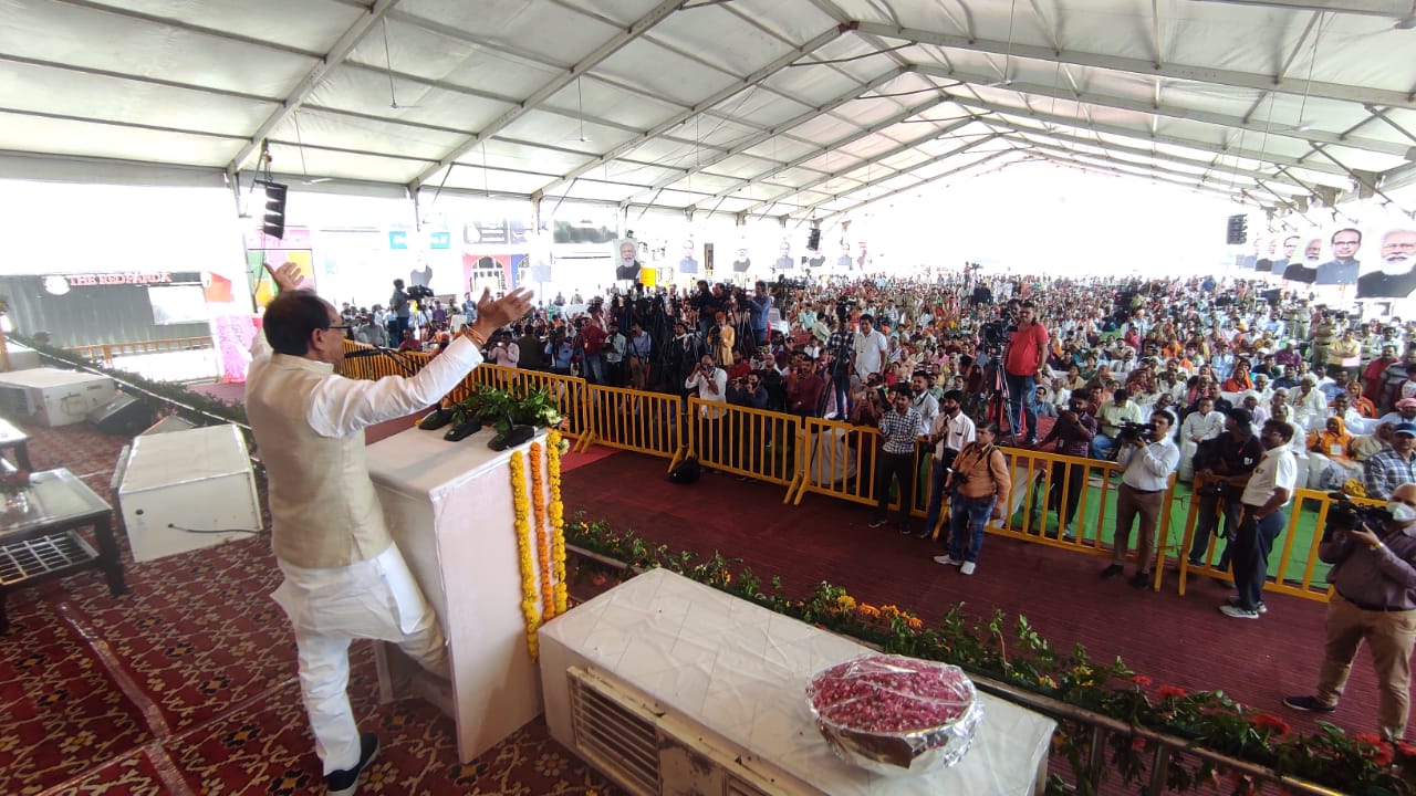 Bhopal News: 'राम नाम सुखदाई.. भजन करो भाई' गाकर CM शिवराज ने 'मुख्यमंत्री तीर्थ दर्शन यात्रा' का किया शुभारंभ