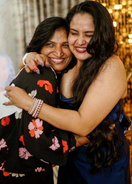 తన కూతురు, కొందరు స్నేహితులు కలిసి ప్రగతికి స్పెషల్ సర్ప్రైజ్ పార్టీ ఇచ్చారు.(Photo Courtesy: Pragathi Instagram)
