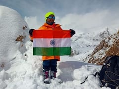 Anantapuram Boy: కిలిమంజారో పర్వత శ్రేణిపై జాతీయ జెండా, జగన్ ఫొటో పెట్టిన అనంత బాలుడు