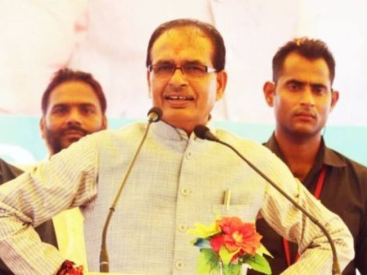 Bhopal CM Shivraj Singh Chauhan sang bhajan at the inauguration ceremony of Tirth Darshan Yatra Train Mukhyamantri Teerth Darshan Yojna: ‘तीर्थ दर्शन यात्रा ट्रेन' के उद्घाटन समारोह में भजन गाते नजर आए सीएम Shivraj Singh Chauhan, खुशी से झूमे बुजुर्ग