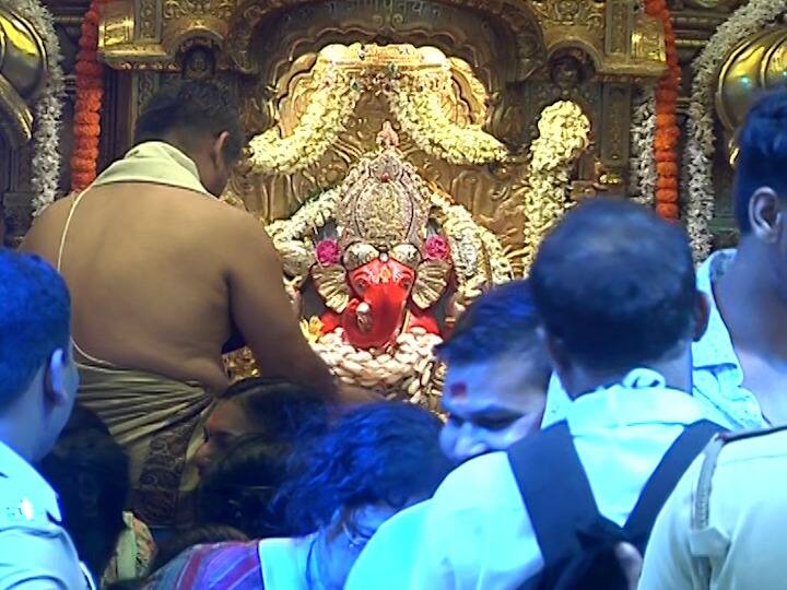 तब्बल दोन वर्षानंतर कोविड निर्बंधमुक्तीनंतर रात्री दीड वाजल्यापासूनच अंगारकी संकष्टी चतुर्थीनिमीत्त मुंबईचं सिद्धीविनायक मंदिर भाविकांच्या दर्शनासाठी उघडण्यात आलं आहे.