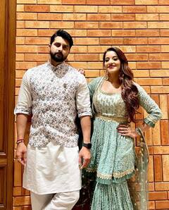 शरारा सूट में बला की खूबसूरत दिखीं Monalisa, एक्ट्रेस को देख रोमांटिक हुए पति विक्रांत