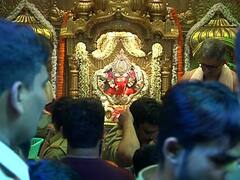 PHOTO : निर्बंधमुक्तीनंतर पहिलाच अंगारकी चतुर्थीचा योग, सिद्धीविनायक मंदिरात भक्तांची रिघ