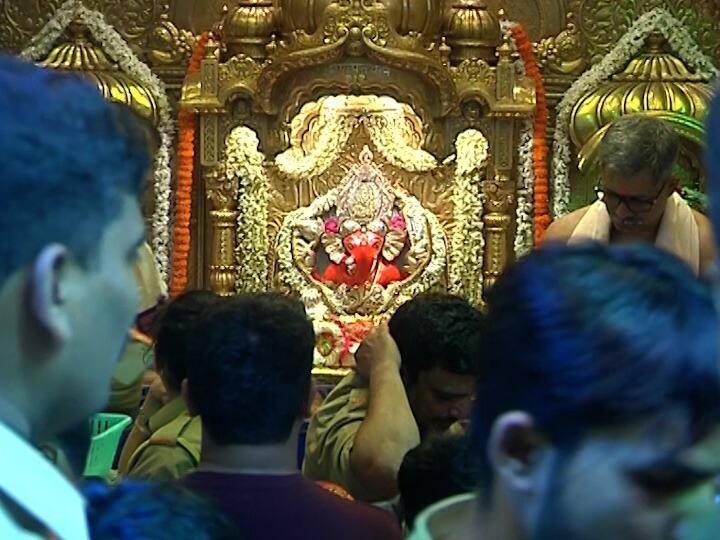 अंगारकी चतुर्थीनिमित्तानं आज मुंबईतील प्रभादेवी येथील सिद्धीविनायक मंदिरात पहाटेपासूनच गणेशभक्तांची गर्दी पाहायला मिळतेय.