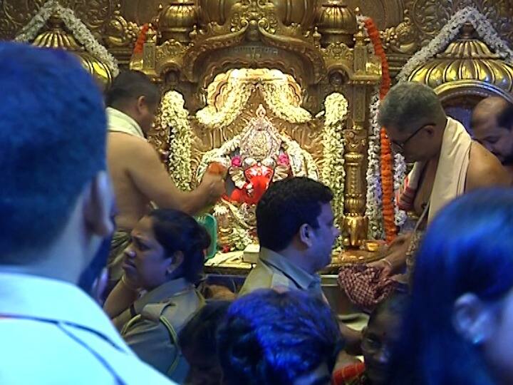 लॉकडाऊनचे नियम शिथिल झाल्यानंतरची ही पहिलीच अंगारकी असल्यामुळे गणेश भक्तांनी आवर्जून सिद्धीविनायकाचं दर्शन घेण्यासाठी उपस्थिती लावली होती
