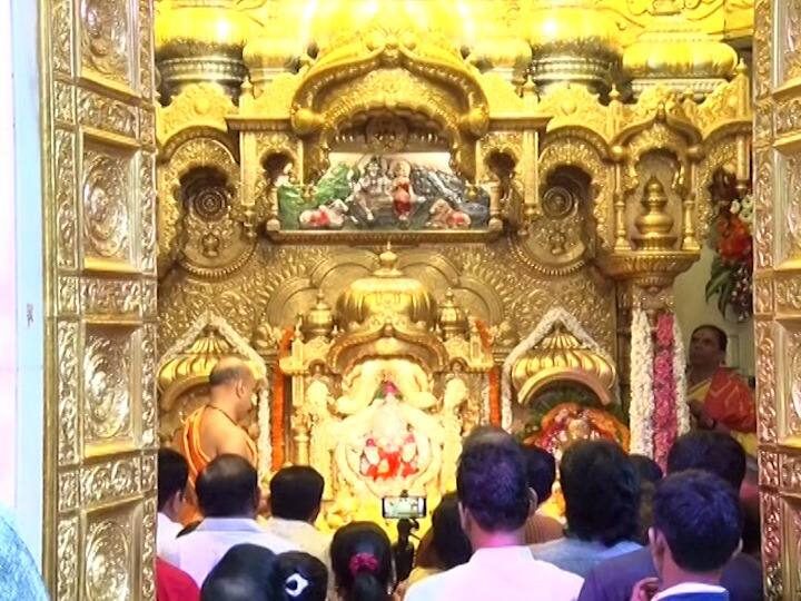 तब्बल दोन वर्षांनंतर भाविकांना अंगारक संकष्टी चतुर्थी निमित्तानं सिद्धिविनायक मंदिरात गणपती बाप्पाचं दर्शन घेता आलं. त्यामुळे भाविकांमध्ये उत्साहाचं वातावरण पाहायला मिळालं.