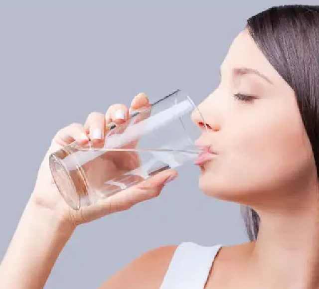 drink chilled water know reason  why not drink ફ્રિજનું ઠંડુ પાણી પીવો છો ? ઠંડા પાણીથી તમારા આરોગ્યને ખૂબ જ નુકસાન થાય છે