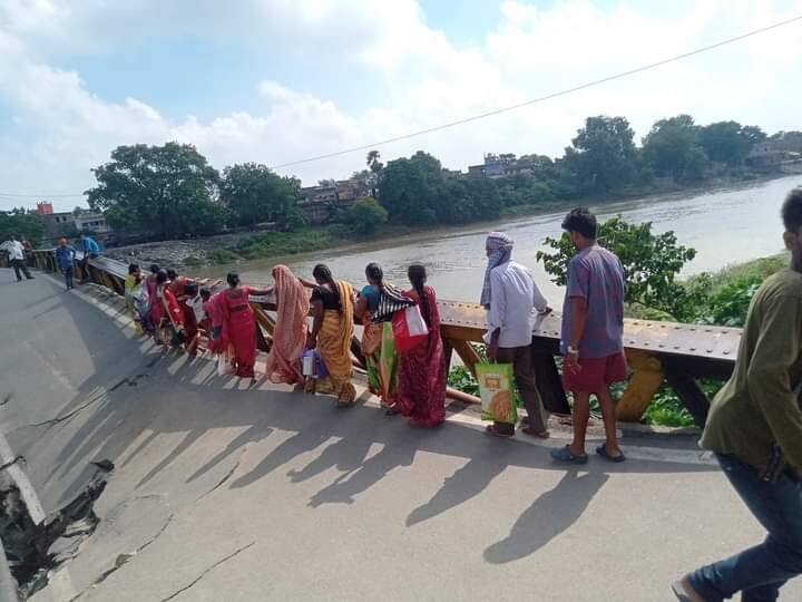 Patna: government did not listen, people repaired the bridge by donating, now they travel by risking their lives ann Patna News: सराकर ने नहीं सुनी बात तो लोगों ने चंदा कर रिपेयर किया 136 साल पुराना पुल, अब जान जोखिम में डालकर करते हैं सफर