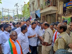 ரேஷன் கடையில் பிரதமர் மோடியின் படத்தை வைக்க கோரி போராடிய பாஜகவினர் கைது