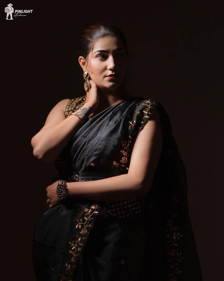 हरियाणवी गायिका आणि डान्सर सपना चौधरी कधी तिच्या डान्समुळे तर कधी तिच्या फोटोंमुळे चाहत्यांमध्ये सोशल मीडियावर अधिराज्य गाजवते.(photo:itssapnachoudhary/ig)