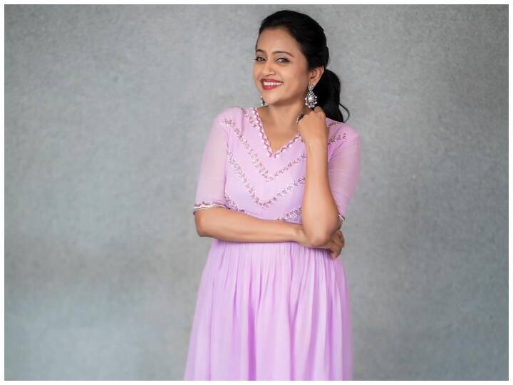 సుమ కనకాల అంటే ట్రెడిషన్. యాంకరింగ్ లో ఆమె స్టైల్ ఎంతో మందికి ఇష్టం. ఆమె ఇంటర్వూస్ చేసే స్టైల్ అంటే సెలబ్రిటీలకు కూడా ఇష్టం. 'కెజియఫ్ 2' టీమ్ను ఇంటర్వ్యూ చేయడం కోసం ఇలా రెడీ అయ్యారు.
