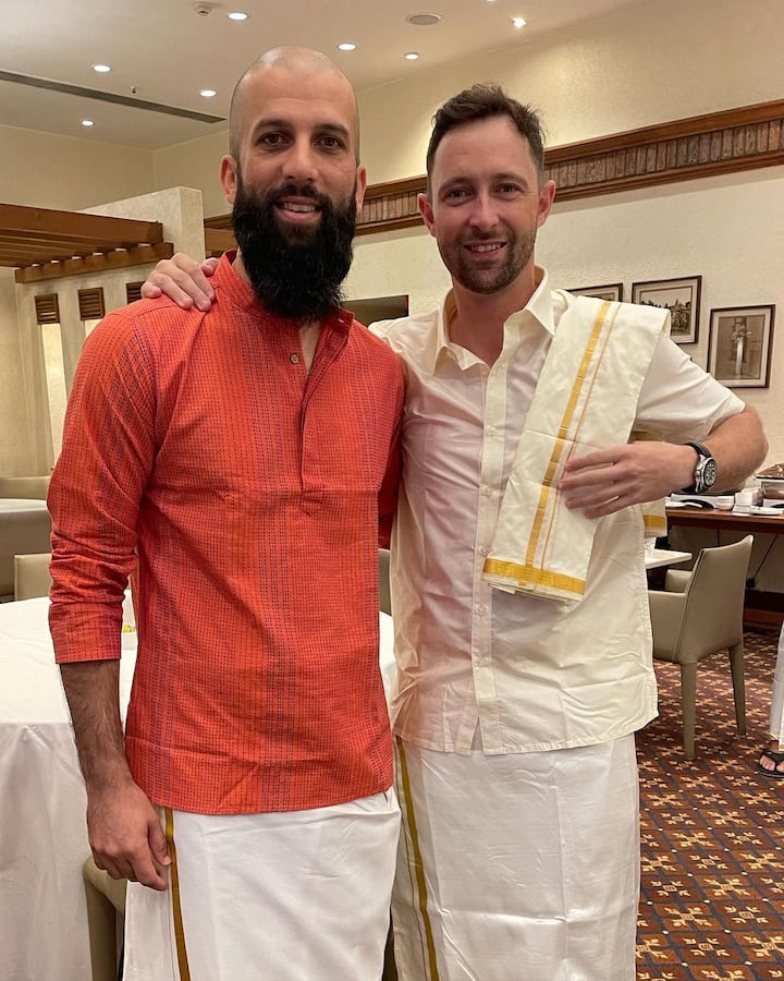 இந்த நல்ல செய்தியை கொண்டாடும் விதமாக சென்னை வீரர்கள் புத்தாடைகளுடன், ஆட்டம் பாட்டத்தோடு வாழ்த்துகளை தெரிவித்துள்ளனர்.