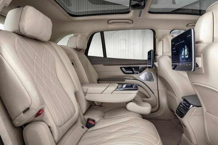 EQS SUV 450+ को रियर एक्सल पर परमानेंटली एक्साइटेड सिंक्रोनस मोटर (PSM) मिलती है और यह 355 hp की पावर जेनरेट करती है और 568 Nm का टार्क जेनरेट करती है. लेकिन यह EQS 580 4MATIC SUV है जो हर एक्सल पर अपनी सिंगल PSM मोटर के साथ 536 hp के कुल आउटपुट और 858 Nm के टार्क जेनरेट करती है. 