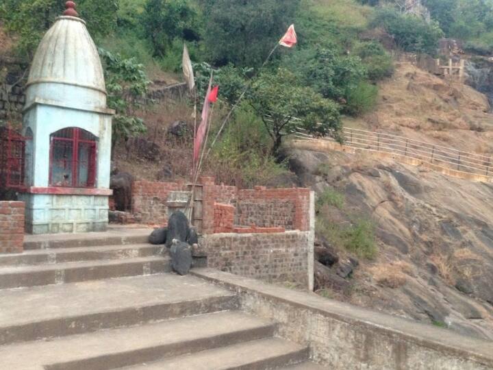 सर्दी और गर्मी के महीनों में झरने का पानी एकदम दूध की तरह सफेद नजर आता है. वहीं झरने के पास में ही जलधारा को करीब से देखने के लिए टॉवर भी बनाया गया है.