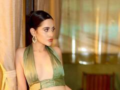 Urffi Jawed : उर्फीची भन्नाट फॅशन; शर्टच्या स्लीव्हमधून बनवला टॉप!