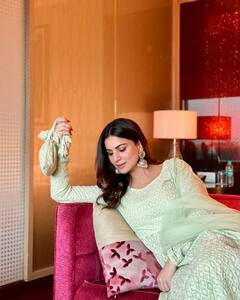 मनमोहक सौंदर्य, घायाळ करणाऱ्या अदा; श्रद्धाच्या फोटोंवर चाहते फिदा!