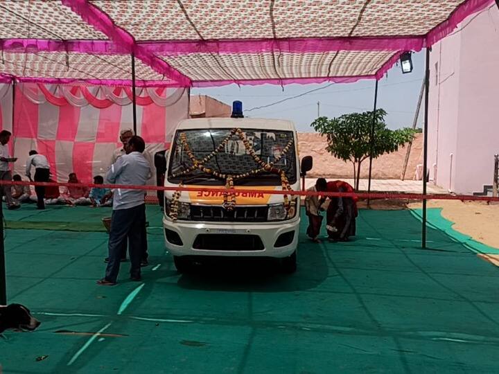 Sikar News: एंबुलेंस नहीं मिलने से पति की हो गई थी मौत, पत्नी ने खरीद कर गांव को सौंपा Sikar Husband had died due to Ambulance wife donated by collecting 10 lakh rupees ANN Sikar News: एंबुलेंस नहीं मिलने से पति की हो गई थी मौत, पत्नी ने खरीद कर गांव को सौंपा