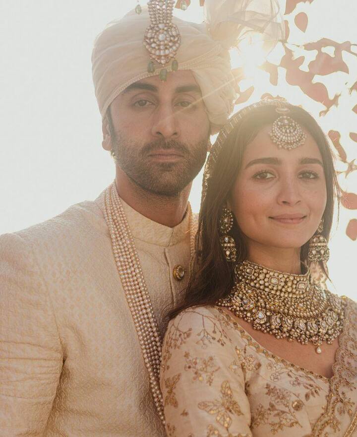 रणबीर आणि आलियाच्या लग्नाच्या आऊट-फिटनं अनेकांचे लक्ष वेधलं पण लग्नाआधी झालेल्या मेहंदीच्या कार्यक्रमाला आलियानं घतलेल्या लेहंग्याची देखील सोशल मीडियवर चर्चा सुरू आहे.