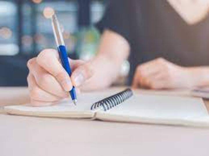 पेन- वास्तु के अनुसार किसी व्यक्ति के पेन का इस्तेमाल भी नहीं करना चाहिए. अगर कोई व्यक्ति ऐसा करता है तो इससे करियर-व्यापार, आर्थिक स्थिति पर नकारात्मक असर पड़ता है.