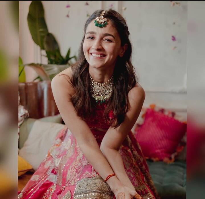 रिपोर्टनुसार, आलियाचा मेहंदीच्या कार्यक्रमातील लेहंगा तयार करण्यासाठी 3000 तास म्हणजेच जवळपास पाच महिने लागले. (Manish Malhotra/instagram)