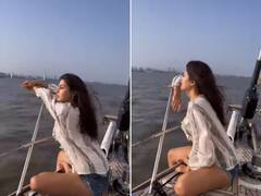 रिया चक्रवर्ती ने अपनी फीलिंग्स को कविता के जरिए किया बयां, कहा- तूफानों से गुजरते हुए उन लहरों से मुलाकात हुई...