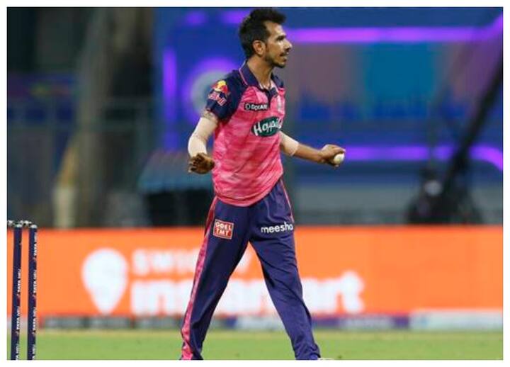 Rajasthan Royal's fast bowling coach Lasith Malinga Lasith Malinga praises Yuzvendra Chahal for fifer vs Kolkata Knight Riders चहल की गेंदबाजी के मुरीद हुए मलिंगा, कहा- दिखा दिया लेग स्पिनर को क्यों कहते हैं 'मैच विनर'